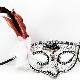 Nessi World 20x22 cm Gümüş Renk Yandan Tüylü Güllü Gümüş Taşlı Pullu Maske