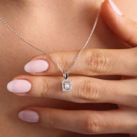 Niş Pırlanta 0.12 Karat Baget Pırlanta 14k Beyaz Altın Kolye