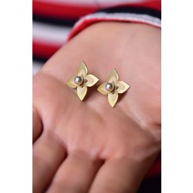 Papatya Silver 925 Ayar Gümüş Gold Rodyum Kaplama Lilyum Çiçeği Çivili Küpe