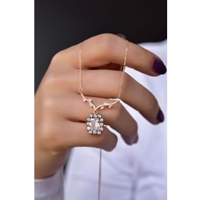 Papatya Silver 925 Ayar Gümüş Rose Kaplama Tasarım Sarmaşık Dallı Kare Elmas Montür Kolye