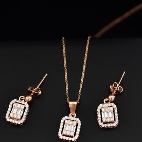 Papatya Silver 925 Ayar Gümüş Rose Kaplama Zirkon Baget Taşlı Çivili Küpe ve Tepelikli Baget Kare Taş Kolye Set