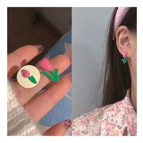 Pelin Aksesuar Pembe Asimetrik Çiçek Küpe