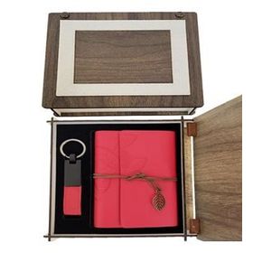 Pilelistore Özel Ahşap Kutulu Kırmızı Deri Defter ve Anahtarlık Set