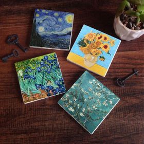 Pinecone SC179 4 Parça Set 10x10 cm Stone Coasters Van Gogh On İki Ayçiçekli Vazo İrisler Yıldızlı Gece Badem Ağacı Taş Bardak Altlığı Masaüstü Koruyucu Altlık