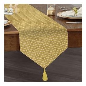 Realhomes Gold Zemin Üzerinde Beyaz Geometrik Çizimli Dijital Baskılı Özel Tasarım Püsküllü Şönil Üçgen Runner