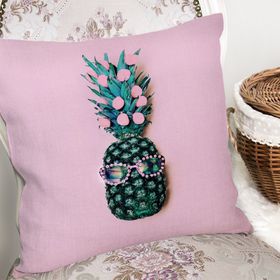 RealHomes K3244 Pembe Zeminde 3D Ananas Temalı Modern Kırlent Kılıfı
