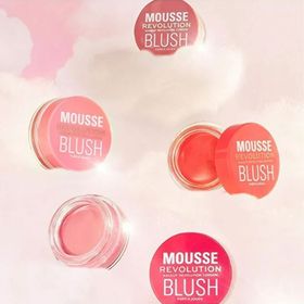 Revolution Mousse Passion Deep Pink Doğal Görünüm ve Uzun Süre Kalıcı Etki Allık