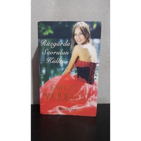 RÜZGÂRDA SAVRULAN KÜLLER - KATHLEEN E. WOODIWISS