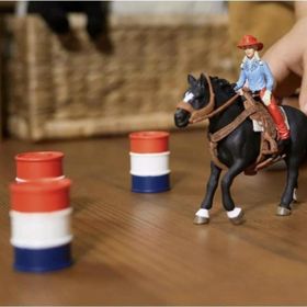 Schleich 42576 Kovboy Kız Ve Fıçılı At Yarışı