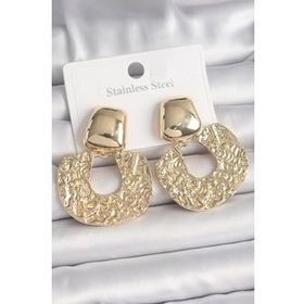 Shoecide Pirinç Gold Renk Sallantı İşlemeli Plaka Model Kadın Küpe