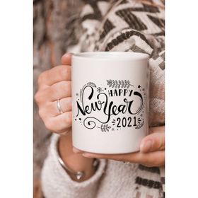 Stüdyo SM Vektörel Çizim Kırmızı Renk Happy New Year 2021 Yazılı Logo Baskılı Kupa Bardak