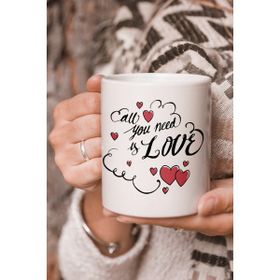 Stüdyo SM Vektörel Çizim Love Is All You Need Yazılı Logo Baskılı Kupa Bardak
