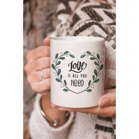 Stüdyo SM Vektörel Çizim Love Is All You Need Yazılı Logo Baskılı Kupa Bardak