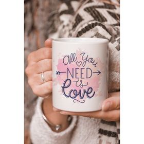 Stüdyo SM Vektörel Çizim Love Is All You Need Yazılı Logo Baskılı Kupa Bardak