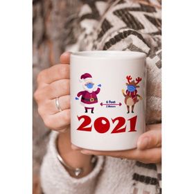 Stüdyo SM Vektörel Çizim Noel Baba Ren Geyiği Sosyal Mesafe 2021 Logo Baskılı Kupa Bardak