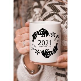 Stüdyo SM Vektörel Çizim Siyah Renk 2021 New Year Yazılı Logo Baskılı Kupa Bardak