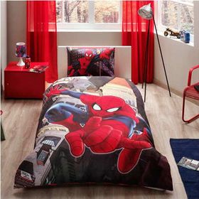 Taç Lisanslı Spiderman In City Yatak Örtüsü