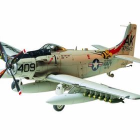 Tamiya 1/48 Skyraider U.S. Navy Plastik Uçak Maket Kiti