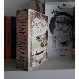 TANRI'NIN HUZUR BAHŞETTİĞİ SHANTARAM KADER SENI GÜLDÜRMÜYORSA, ESPIRIYI ANLAYAMADIN DEMEKTIR. - GREGORY DAVID ROBERTS