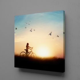 Technopa Bisiklet Süren Kız 50x50 cm Kanvas Tablo