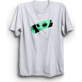 The Fame Alien In The Window Penceredeki Uzaylı Ufo Uzay Beyaz Kadın T-shirt