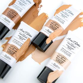 theBalm Anne T. Dotes Light Nemlendirici Fondöten