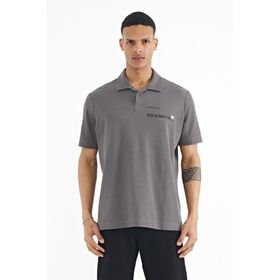 Tommy Life 88236 Koyu Gri Yazı Baskılı Standart Form Polo Yaka Erkek T-shirt