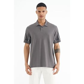 Tommy Life 88240 Koyu Gri Kol Baskı Detaylı Polo Yaka Standart Form Erkek T-shirt