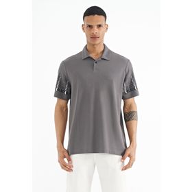 Tommy Life 88240 Koyu Gri Kol Baskı Detaylı Polo Yaka Standart Form Erkek T-shirt