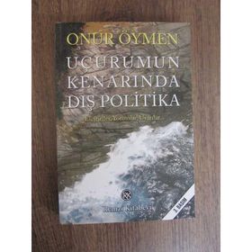 UÇURUMUN KENARINDA DIŞ POLITIKA - ONUR ÖYMEN