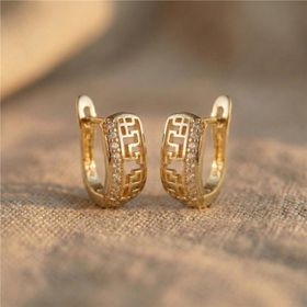 Zeino 14K Altın Kaplama - 15 mm Labirent Desenli Taş Detaylı Halka Çelik Küpe