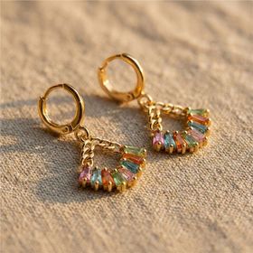 Zeino 14K Altın Kaplama - 3 cm Renkli Taşlı Zincir Detaylı Sallantılı Çelik Küpe