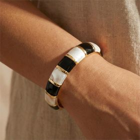 Zeino 14K Altın Kaplama - 6 cm Siyah Beyaz Sedef Detaylı Kelepçe Bilezik