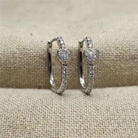 Zeino Beyaz Altın Kaplama 22 mm Kalp Detaylı Taşlı Halka Küpe