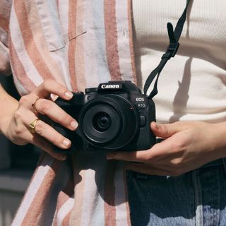 Canon EOS R10 Body Aynasız Fotoğraf Makinesi Fiyatları | Cimri