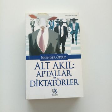 Alt Akıl Aptallar ve Diktatörler - İskender Öksüz