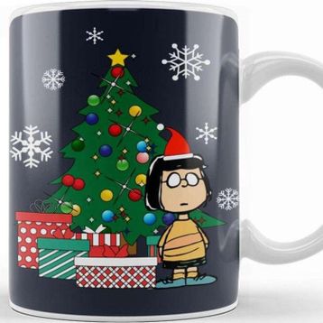 Baskı Dükkanı Marcie Peanuts Around The Christmas Tree Kupa