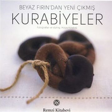 BEYAZ FIRINDAN YENI ÇIKMIŞ KURABIYELER - KOLEKTIF