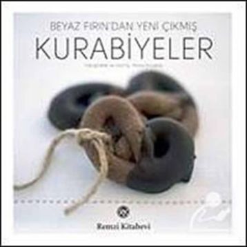 BEYAZ FIRINDAN YENI ÇIKMIŞ KURABIYELER - KOLEKTIF
