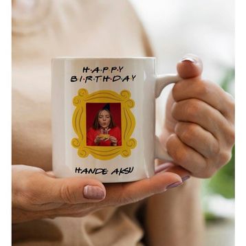 BK Gift Kişiye Özel Friends Kapı Çerçevesi Tasarımlı Happy Birthday Beyaz Kupa Bardak