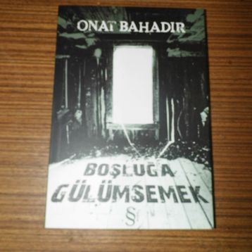 BOŞLUĞA GÜLÜMSEMEK - ONAT BAHADIR