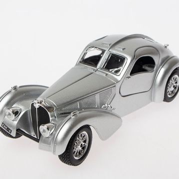 Burago Bugatti Atlantic (1936) 1:24 Model Araç