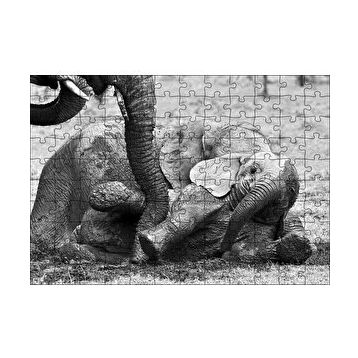 Cakapuzzle Annesiyle Çamurda Oynayan Yavru Fil Siyah Beyaz 120 Parça Ahşap Puzzle