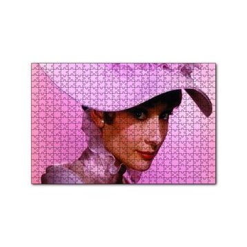 Cakapuzzle Audrey Hepburn Pembe Şapkalı ve Elbiseli Yakın Çekim 120 Parça Ahşap Puzzle