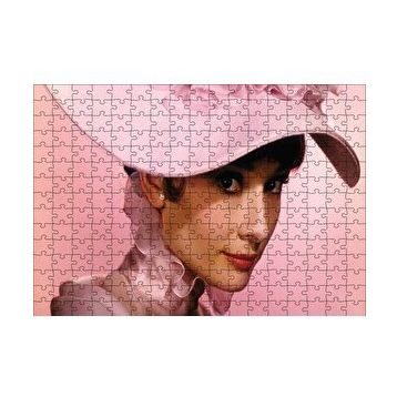 Cakapuzzle Audrey Hepburn Pembe Şapkalı ve Elbiseli Yakın Çekim 120 Parça Ahşap Puzzle