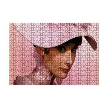 Cakapuzzle Audrey Hepburn Pembe Şapkalı ve Elbiseli Yakın Çekim 120 Parça Ahşap Puzzle