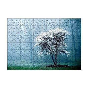 Cakapuzzle Beyaz Çiçekli Ağaç ve Arkada Sisli Orman 120 Parça Ahşap Puzzle