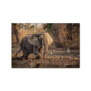 Cakapuzzle Çamur Banyosu Yapan Fil ve Arkada Leylekler 120 Parça Ahşap Puzzle