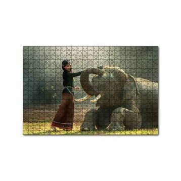 Cakapuzzle Çayırdaki Fil ve Onu Seven Kız 120 Parça Ahşap Puzzle