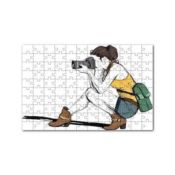Cakapuzzle Fotoğraf Çeken Şortlu Gezgin Kız 120 Parça Ahşap Puzzle